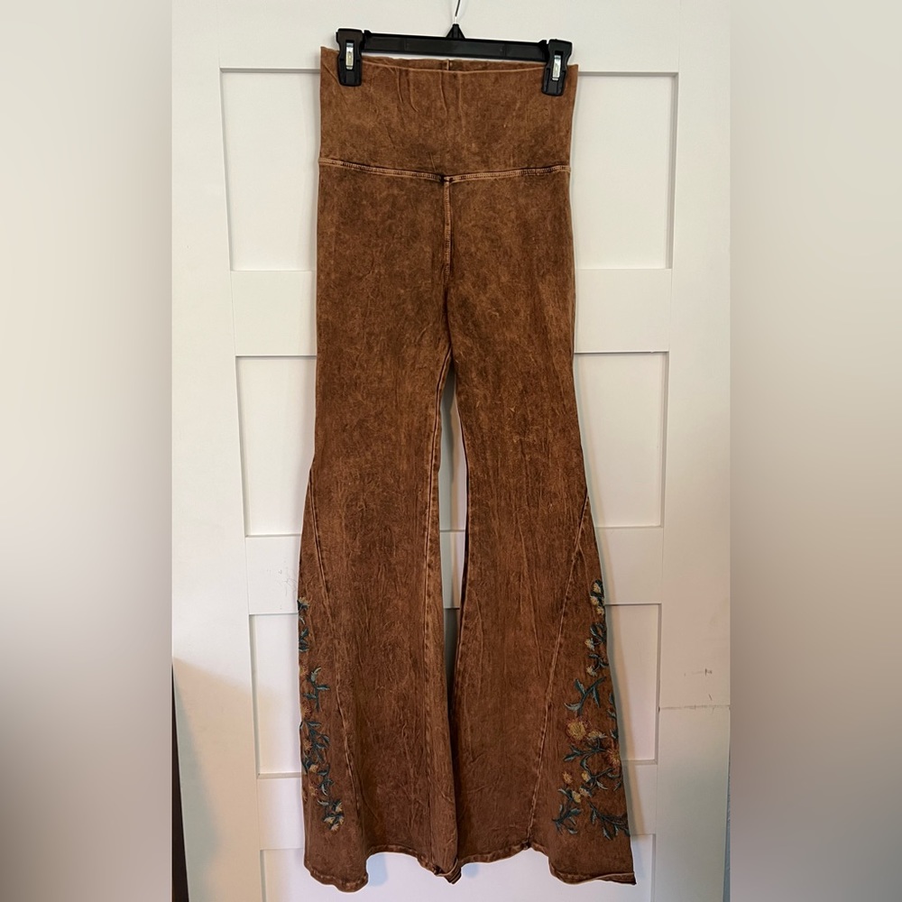 T Party Floral Embroidered Yoga Pants